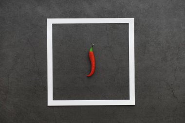 Acı kırmızı biber. Siyah arka planda Şili biberi.