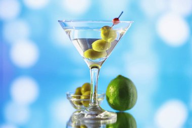 Camın yanında pencere kenarında kokteyl bardakları