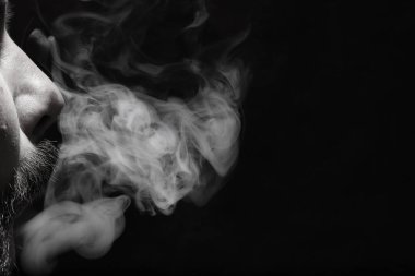 Siyah arka planda beyaz duman. Duman dokusu. Overla için arka planda beyaz duman kümeleri