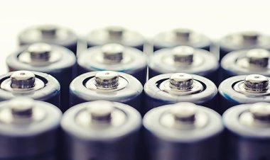 Farklı boyutlarda piller. Çevreye önem vermek. Kullanılmış pillerin imhası.