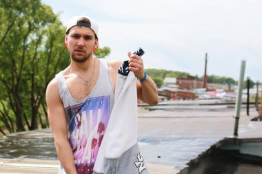 Sakallı hip-hop dansçısı genç bir adam.