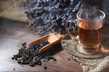 Aksesuarlı servis masasında demlenmiş çay.