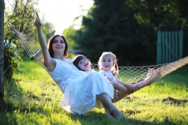 Aile doğada dinleniyor. Temiz havada tatil yapmak için. Hafta sonu çocukları parkta oynuyor..