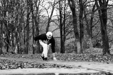 Genç sakallı adam sonbahar parkında