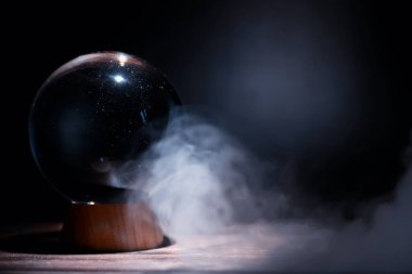 Kristal küre kaderi tahmin eder. Geleceğe yönelik tahminler.