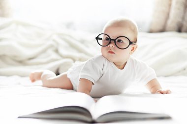 Yeni doğmuş bir bebek yumuşak bir yatakta yatıyor. Çocukların duygu eğitimi.