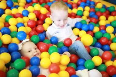 Küçük bir çocuk oyuncakla oynuyor.