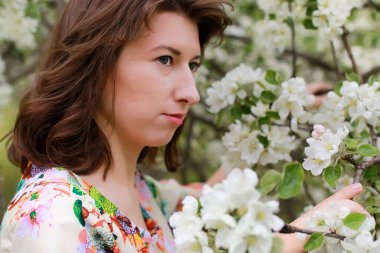 Genç çift bahar parkında buluşuyor.