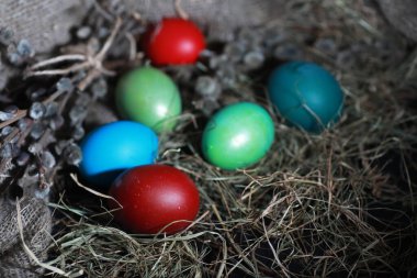 Çuval bezine boyanmış Paskalya yumurtası.