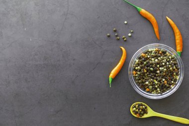 Acı portakal biber. Siyah arka planda Şili biberi.