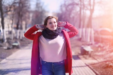 Şehirde kırmızı ceketli güzel bir kız.