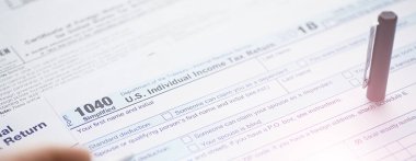 Yıllık vergi bildirimi. Masada vergi formu var. Finansal açıklamalar imzası.