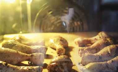 Fırında tavuk pişirdim. Fırında pişirilmiş baharatlarla birlikte hindi budu. Şükran Günü atıştırmalığı..