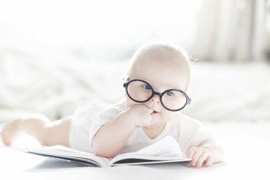 Yeni doğmuş bir bebek yumuşak bir yatakta yatıyor. Çocukların duygu eğitimi.