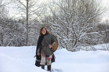 Defender'ı posta zırh genç savaşçı bir kılıç ve balta ile silahlı