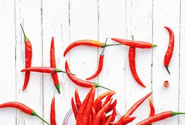 Beyaz ahşap vintage arka plan üzerinde Acı kırmızı biber.