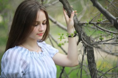 Bir kız bir bahar yeşil parkta bir yürüyüş