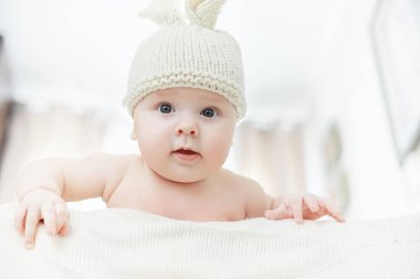 Yeni doğmuş bir bebek yumuşak bir yatakta yatıyor. Çocukların duyguları..