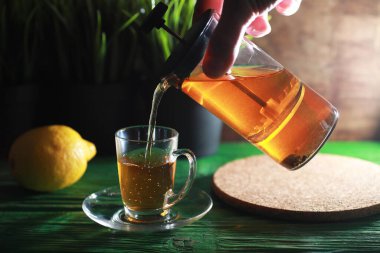 Sabah ahşap bir tabloda çay demleme