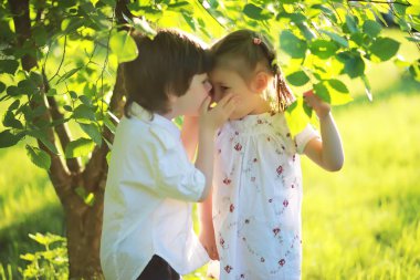 Aile doğada dinleniyor. Temiz havada tatil yapmak için. Hafta sonu çocukları parkta oynuyor..