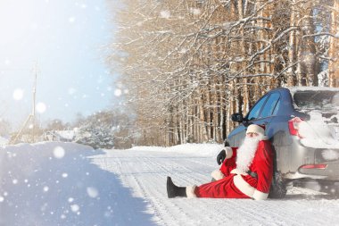 Noel Baba hediyeleri ile dışarıdan geliyor. Noel Baba sakal ve gözlük ile Kırmızı elbiseli Noel-e doğru yolda yürüyor. Noel Baba çocuklarına hediyeler getiriyor.