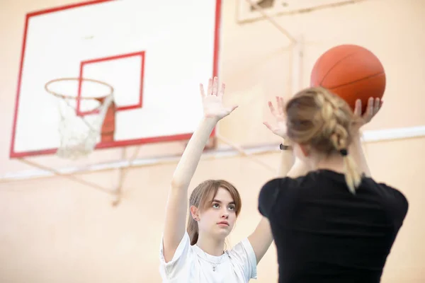 Junge Studentinnen Spielen Basketball Der Sporthalle — Stockfoto