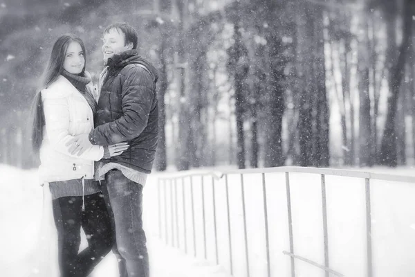 Una Pareja Cariñosa Paseo Invierno Hombre Mujer Una Cita Parque — Foto de Stock