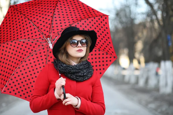 Hübsches Mädchen Auf Einem Spaziergang Mit Rotem Regenschirm Der Stadt — Stockfoto