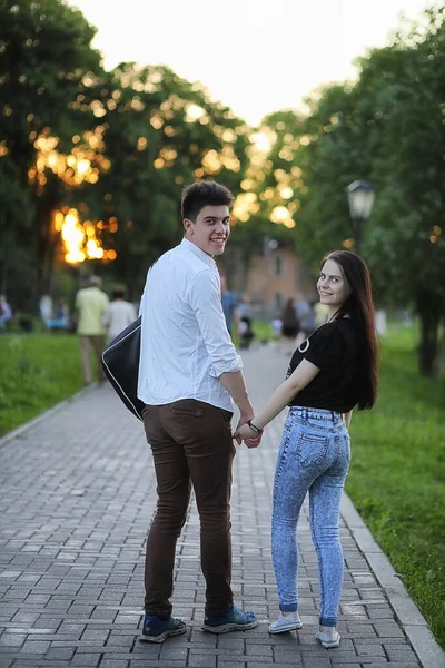 Pareja Joven Primera Cita Parque Ciudad — Foto de Stock