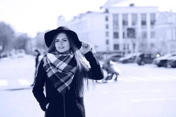 Svartvitt Foto Ung Flicka Promenad — Stockfoto