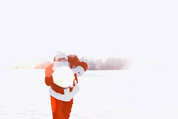 Noel Baba Kış Tarlasında Noel Baba Sihirli Sis Tarlada Yürüyor — Stok fotoğraf