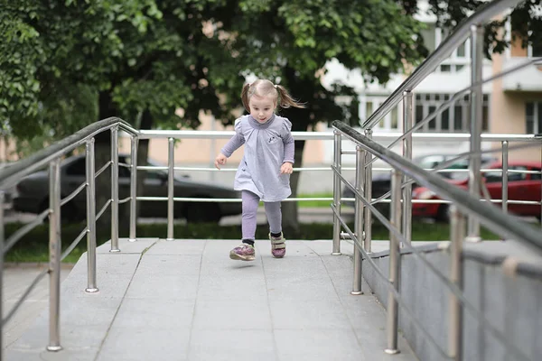 Діти Прогулянці Навесні Міському Парку Дівчина Гуляє Парку Діти Мама — стокове фото