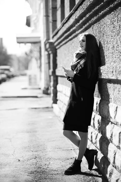 Schwarz Weiß Foto Eines Jungen Mädchens Auf Spaziergang — Stockfoto