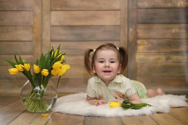Malé Dítě Kyticí Žlutých Tulipánů Chlapec Darem Květiny Váze Dárek — Stock fotografie