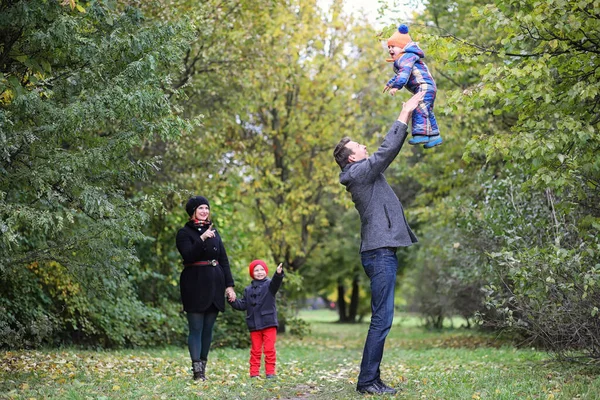 Jonge Familie Met Kinderen Een Wandeling Het Park Het Voorjaar — Stockfoto