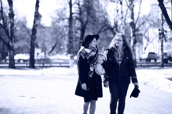 Svartvitt Foto Ung Flicka Promenad — Stockfoto