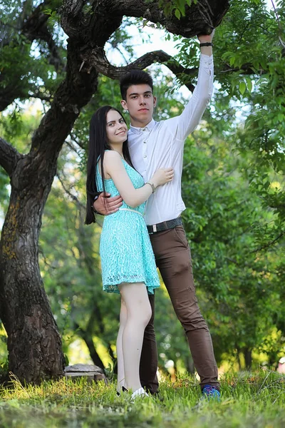 Pareja Joven Primera Cita Parque Ciudad — Foto de Stock