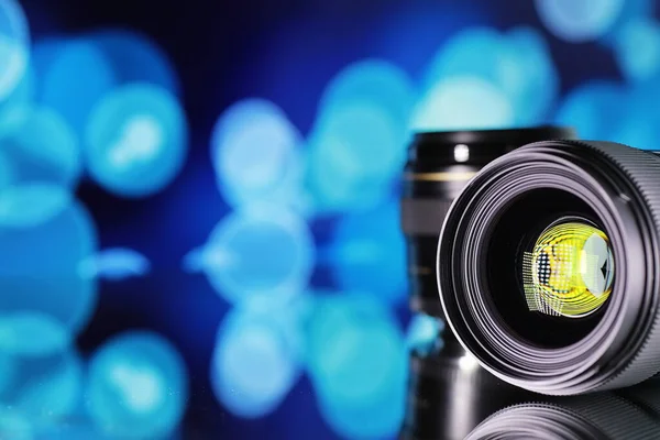 Fotograf Fotograf Soczewki Stole Tle Jasnych Lamp Spojrzenie Bokeh Odbiciu — Zdjęcie stockowe