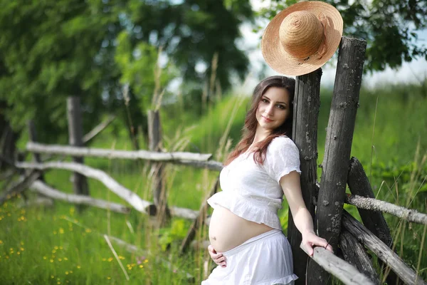 孕妇在自然散步夏天 — 图库照片