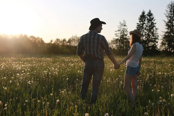 Bonito Casal Uma Caminhada Pelo Verão Rural — Fotografia de Stock