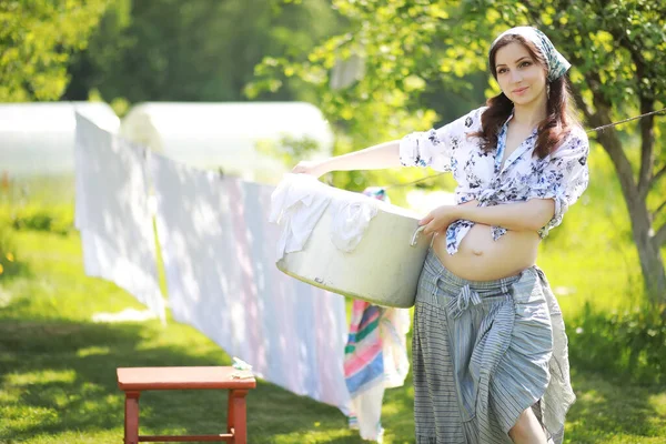 Těhotná Žena Visící Prala Prádlo Lano Pro Sušení — Stock fotografie