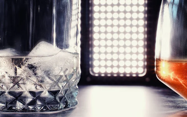 Een Glas Harde Alcohol Met Ijs Een Bar Whisky Met — Stockfoto