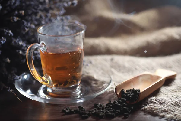 Főzött Tea Egy Tálalóasztalon Tartozékokkal — Stock Fotó
