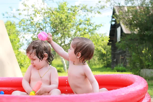 Küçük Çocukların Sokakta Havuzu Şişme Yıkayın — Stok fotoğraf