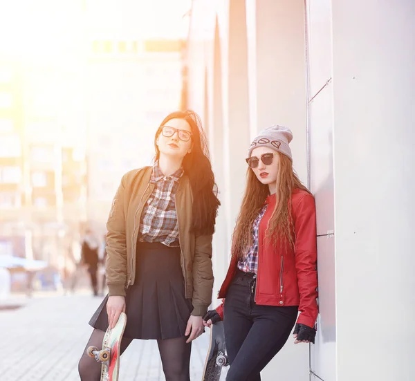 Una Joven Hipster Está Montando Monopatín Chicas Novias Para Dar — Foto de Stock