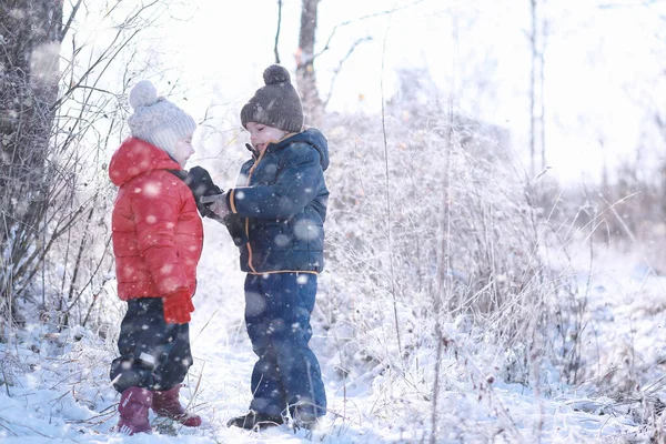 Passeggiata Dei Bambini Nel Parco Con Prima Neve — Foto Stock