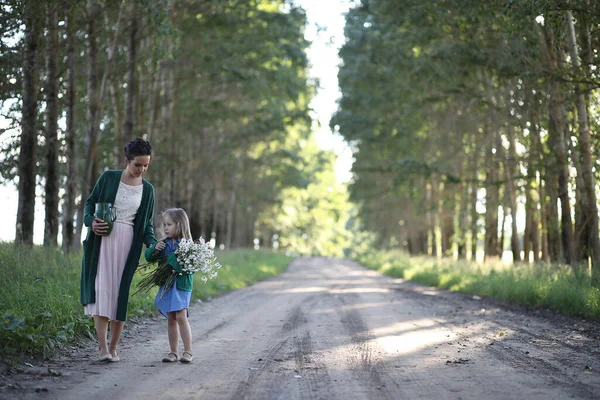 Beautiful Young Mother Daughter Walking Rural Road — Stock Photo, Image