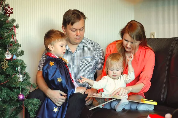 Junge Familie Vorabend Der Neujahrsferien Hause — Stockfoto