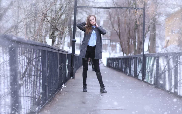 Menina Jovem Livre Inverno Menina Modelo Posando Livre Dia Inverno — Fotografia de Stock