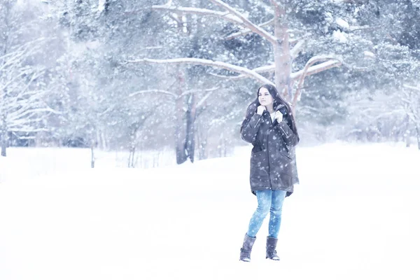 Belle Fille Dans Beau Parc Neige Hiver Jour — Photo